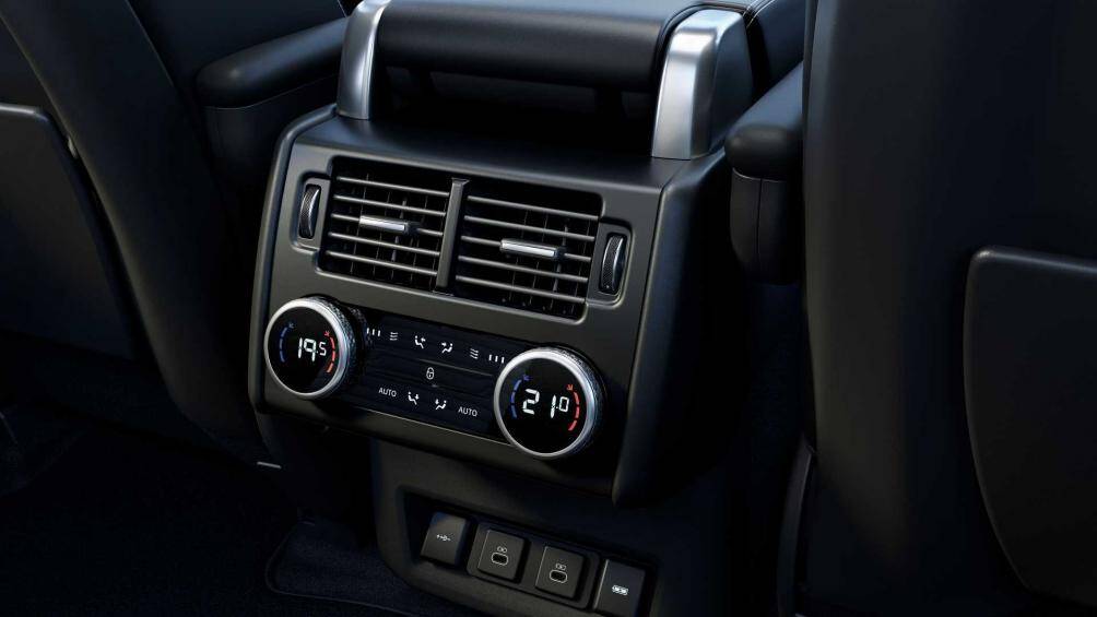 Hơn nữa trong xe còn có máy ion hóa không khí và giá để máy tính bảng Land Rover Click and Go với ổ cắm sạc USB-A trên lưng ghế trước