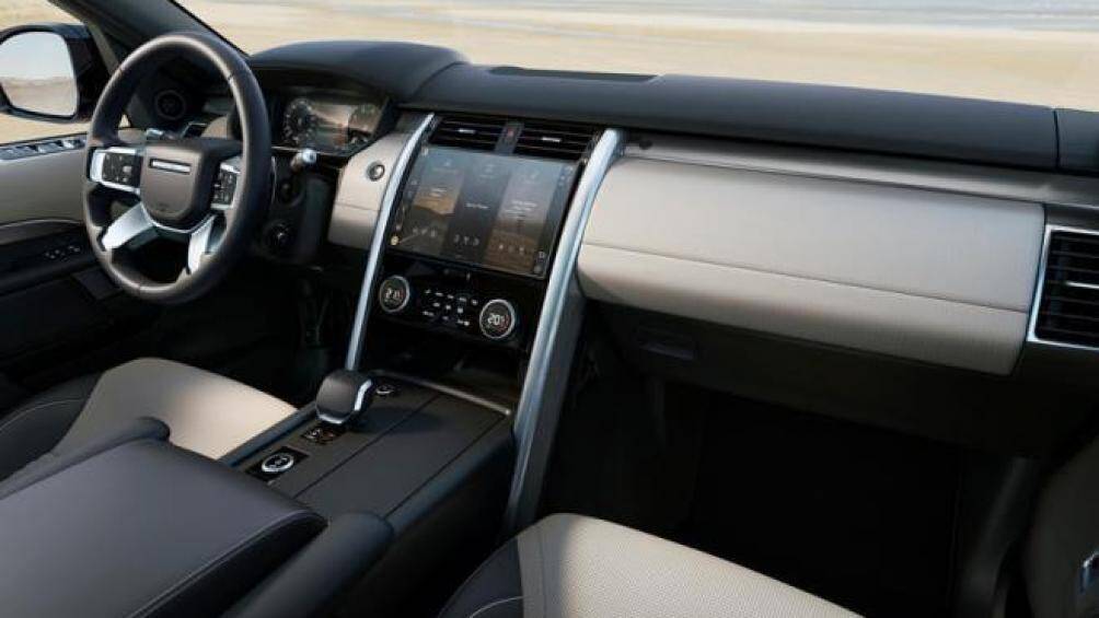 Discovery sở hữu vô lăng bốn chấu cùng các nút điều khiển tương tác với màn hình 12,3 inch với đồng hồ đo cơ bản hoặc bản đồ 3D đầy đủ màu sắc