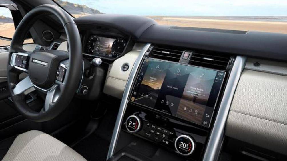 Một số công nghệ từ Defender như hệ thống thông tin giải trí Pivi Pro mới với màn hình cảm ứng full HD 11,4 inch... cũng được chuyển sang Discovery 2021