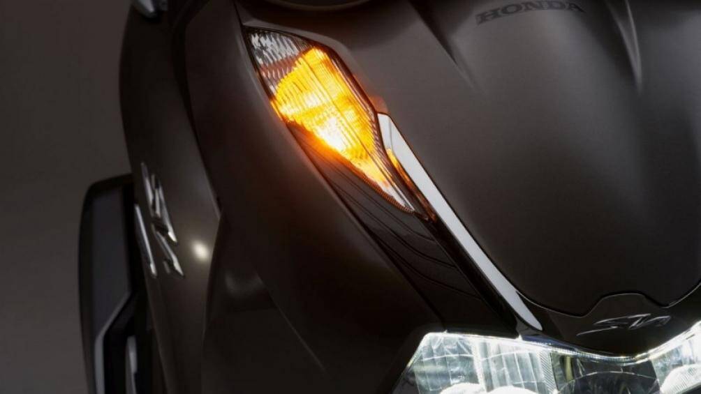 Tuy nhiên, điểm khác biệt ở đây là đèn của phiên bản SH 350i có thêm viền chrome hướng lên phía trên