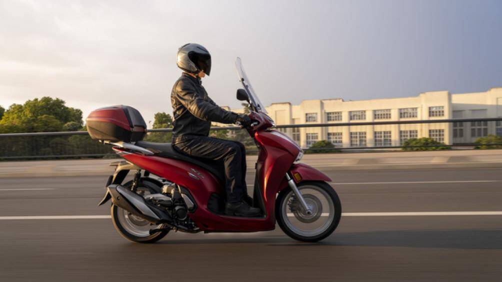 Honda SH 350i có ngoại hình to lớn hơn sáng trọng hơn các bản đàn em 125/150