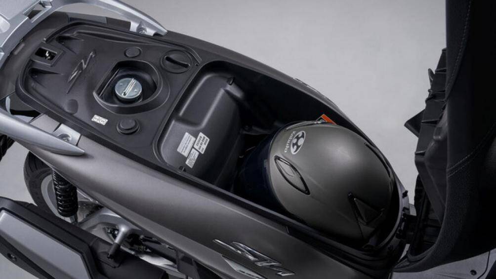 Hộc đồ 35l dưới yên, phanh ABS 2 kênh, hệ thống điều khiển lực kéo HSTC