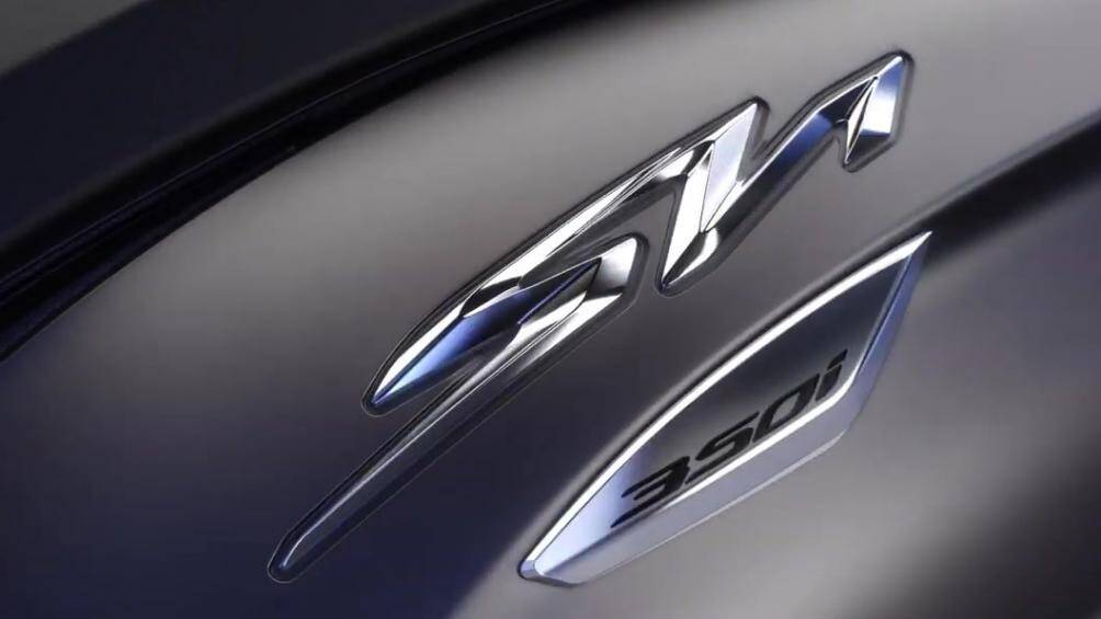 Tem Honda SH 350i bằng kim loại sáng bóng vô cùng bắt mắt