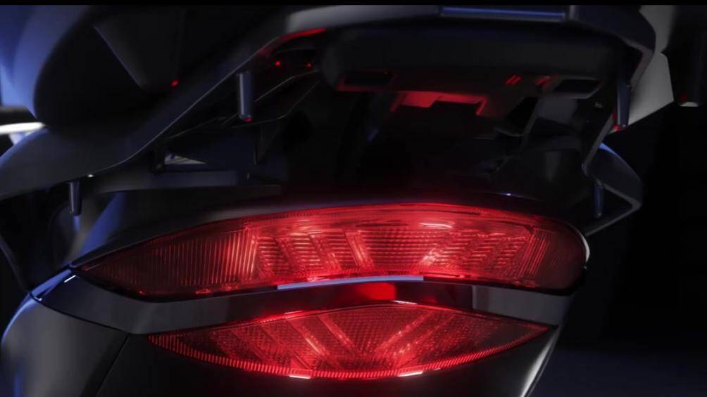 Ngay cả phần đuôi xe cũng có kiểu dáng vuốt dẹt với đèn hậu LED 2 tầng tương tự