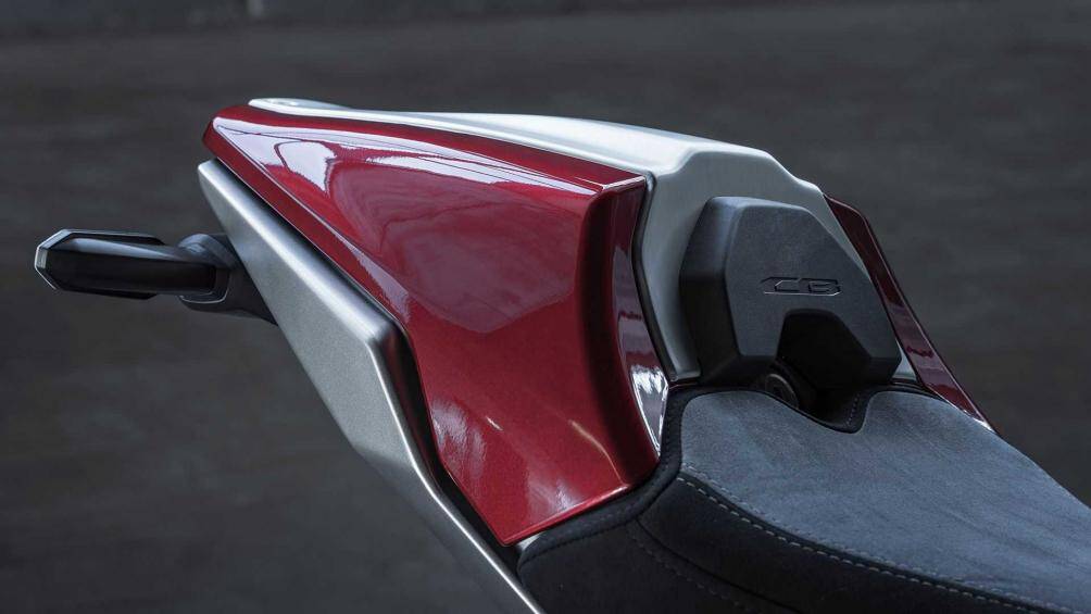 Các tấm ốp kim loại trên xe thiết kế mang đặc trưng dòng xe thể thao, tạo ra vẻ đẹp thẩm mỹ khác biệt