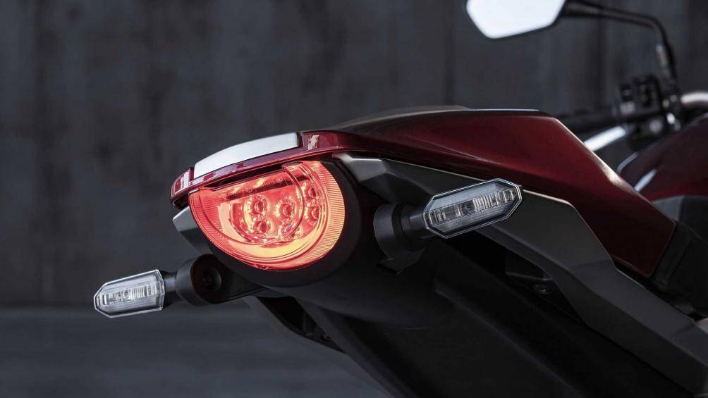 Khung gầm phụ phía sau và ốc hút gió cũng được thiết kế lại