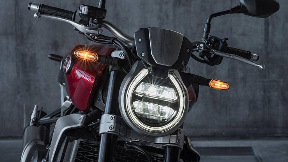 Đèn pha xe hình bầu dục, trong khi đèn LED chạy ngày DRL hình móng ngựa nhìn rất độc đáo