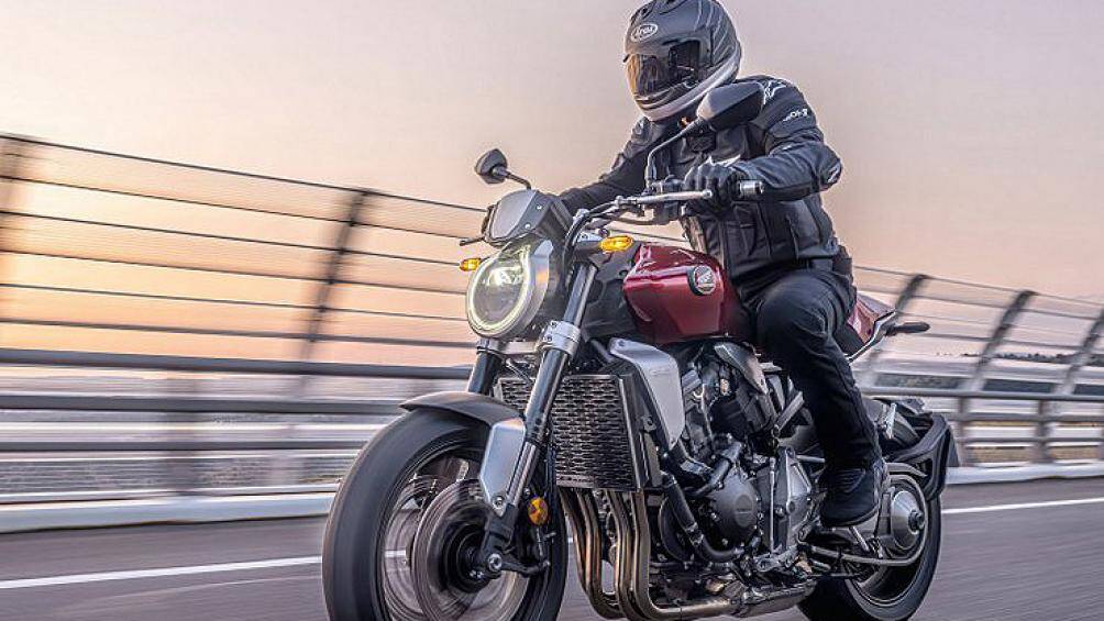 Diện mạo bên ngoài xe được làm trau chuốt hơn, đèn pha vát nghiêng hơn, vành bánh mới và một khung gầm phụ được chỉnh sửa lại