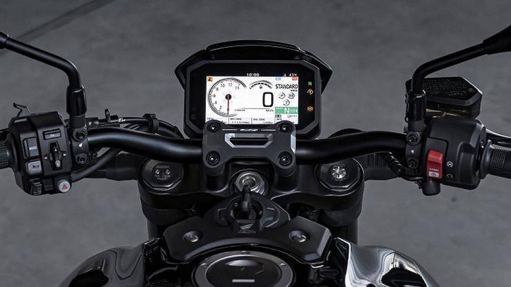 Điểm mới đáng chú ý là CB1000R 2021 có hệ thống đồng hồ kỹ thuật số với màn hình màu TFT cỡ 5-inch