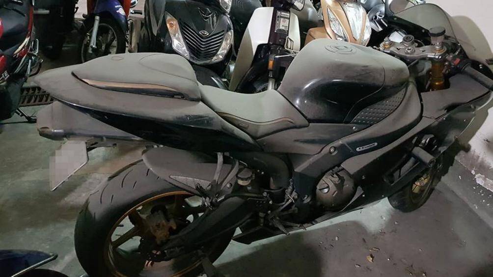 Chiếc Kawasaki Ninja ZX-6RR với thiết kế supersport, ống xả được bố trí dưới đuôi xe bị phủ bụi dày đặc dưới hầm gửi xe