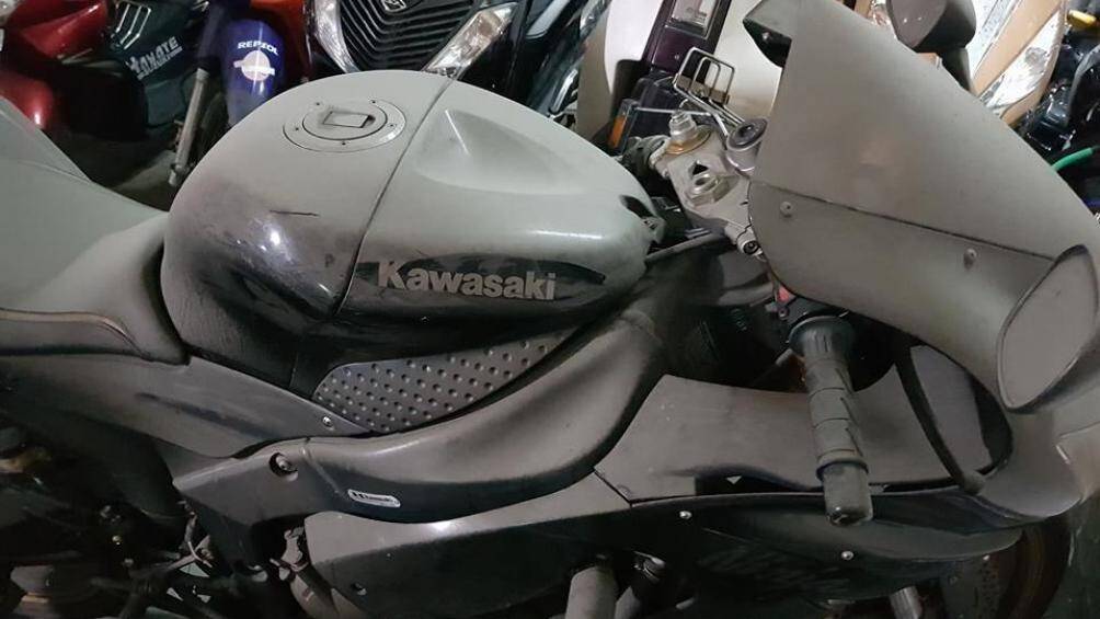 Nhiều người tỏ ra xót xe cho số phận chiếc siêu mô tô như vậy lại bị vứt xó một thời gian dài