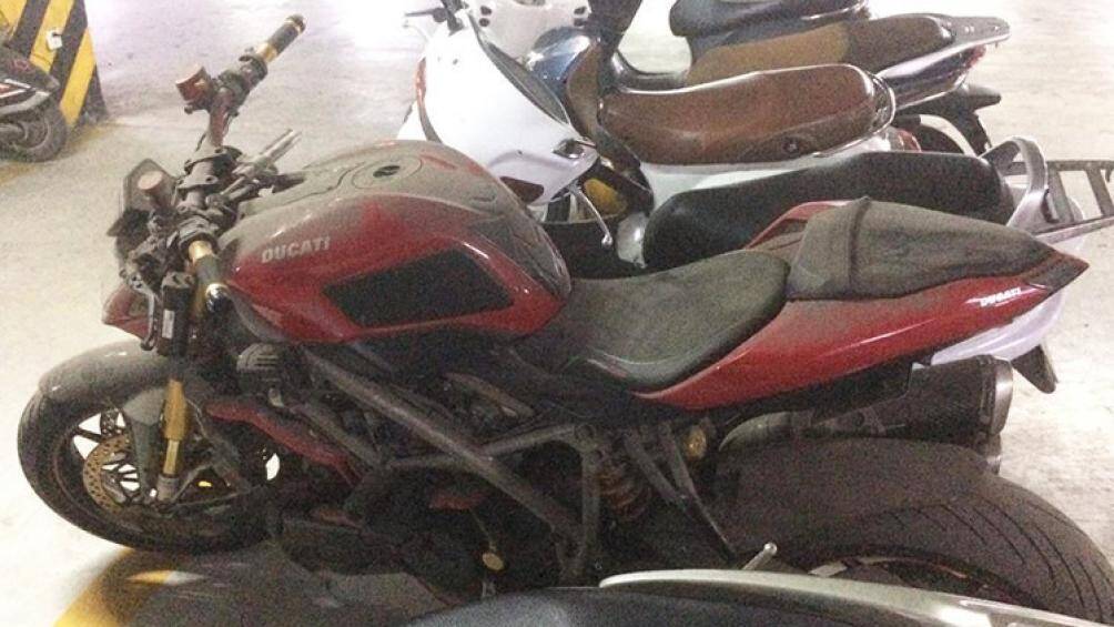 Cách đây ít hôm, một diễn đàn của các biker Việt cũng đăng tải hình ảnh chiếc xe mô tô Ducati Streetfighter 848 có giá bán hơn 700 triệu đồng bị vứt xó