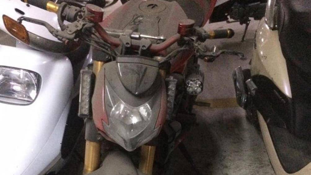 Không rõ chủ xe đã đi đâu hay bận việc gì mà bỏ xe nằm ở đây hơn 1 năm không chăm sóc cũng như sử dụng