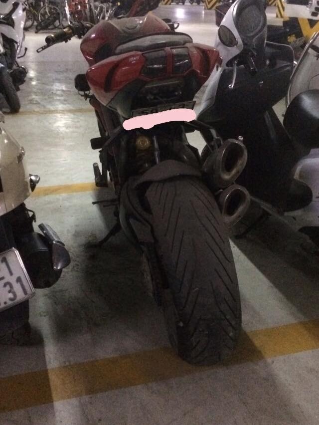 Chiếc Ducati Streetfighter 848 này đỗ tại tầng 3 của một hầm gửi xe ở khu đô thị cao cấp tại Hà Nội