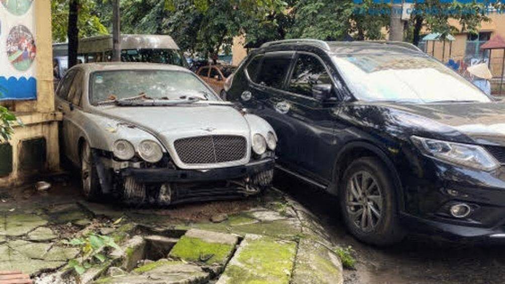 Không chỉ mô tô, thậm chí siêu xe Bentley cũng phải "nằm chung" với bụi