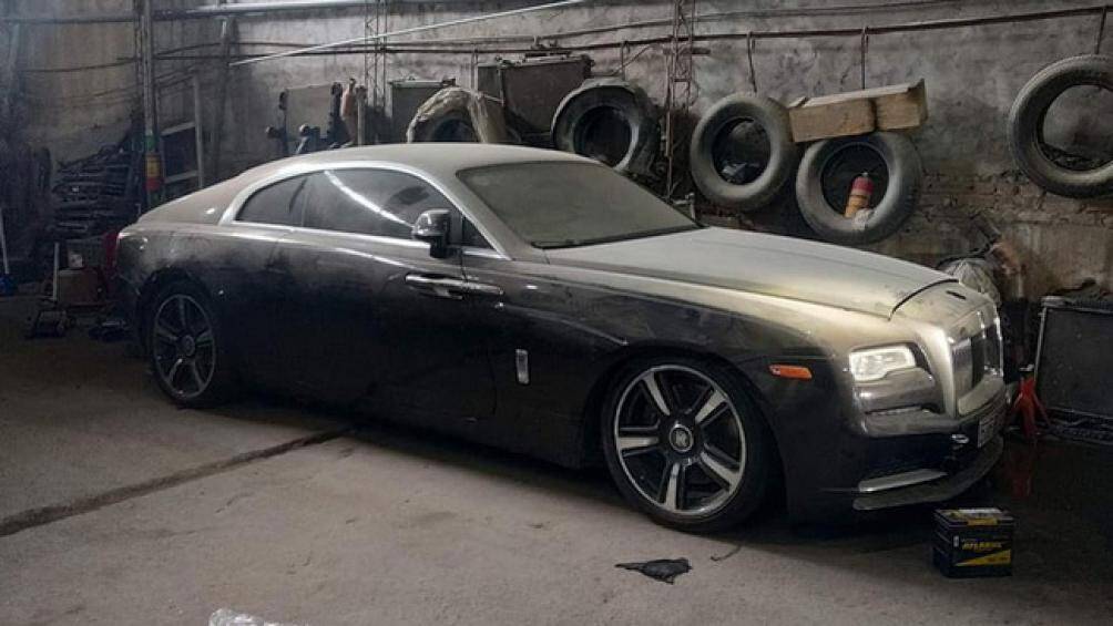 Hình ảnh chiếc Rolls-Royce Phantom và Ghost bị "bỏ quên" tại Việt Nam