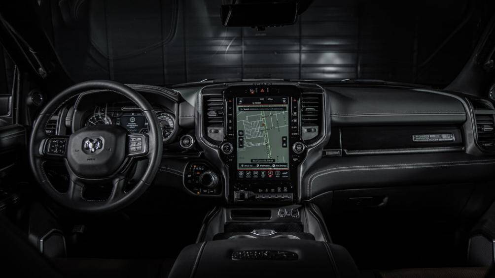 Xe sử dụng màn hình giải trí kích thước 12 inch, cảm ứng, tích hợp Apple CarPlay và Android Auto, camera 360. Hệ thống âm thanh với loa Harman Kardon cao cấp