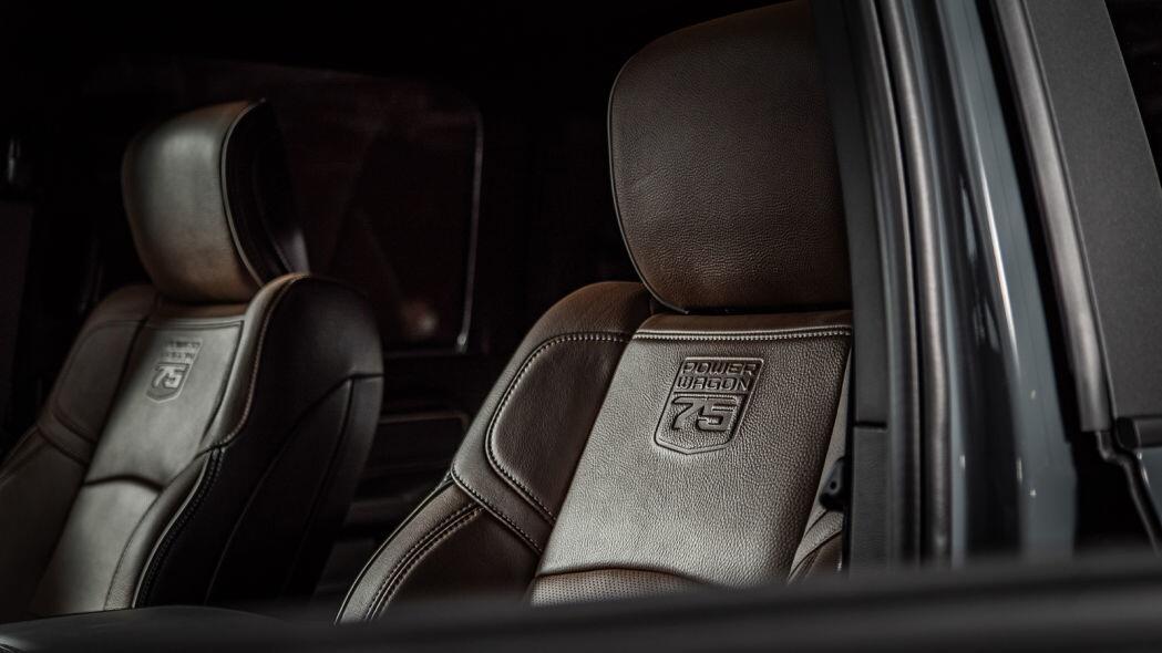 Khoang lái bên trong của xe có được bộ ghế trước thể thao, bọc da màu nâu với logo Power Wagon 75th Anniversary Edition được thêu trên tựa đầu