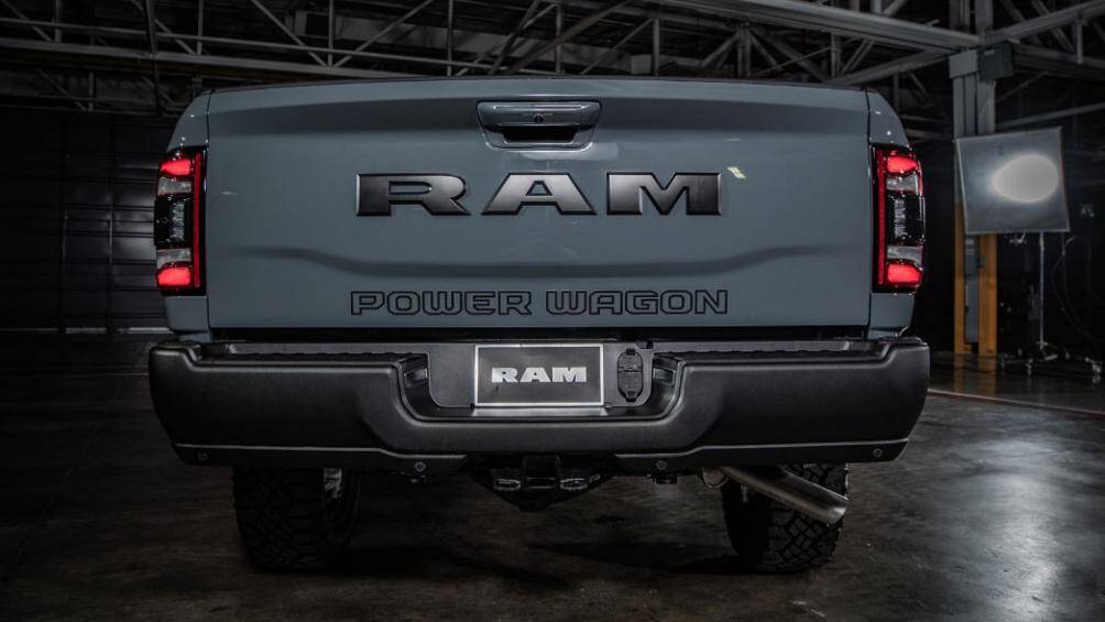 Power Wagon 75th Anniversary Edition được Ram trang bị tiêu chuẩn bộ tời Warn Zeon-12 với sức kéo lên đến 5.443 kg