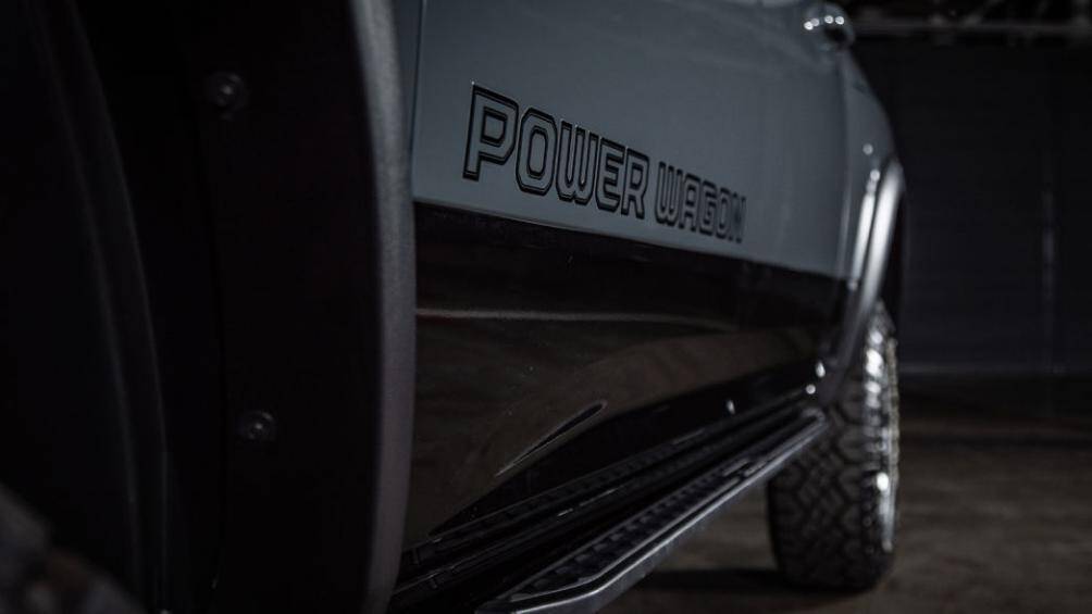 Cùng với đó là hộp số phụ điện tử, bộ kích, thiết lập hệ thống treo dành riêng, thanh chống lật cố định trục trước ngắt tự động, vi-sai chống trượt trước và sau