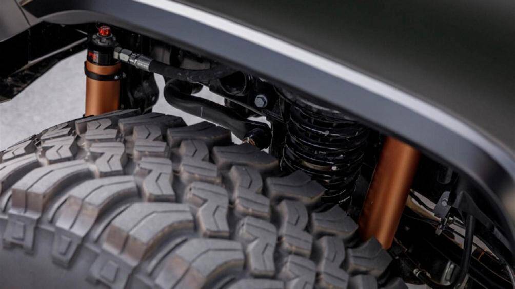 Tại Mỹ, giá xe Rezvani Hercules được bán với giá 225.000 USD (5,17 tỷ đồng) cho bản thường và 325.000 USD (7,4 tỷ đồng) cho bản Military Edition