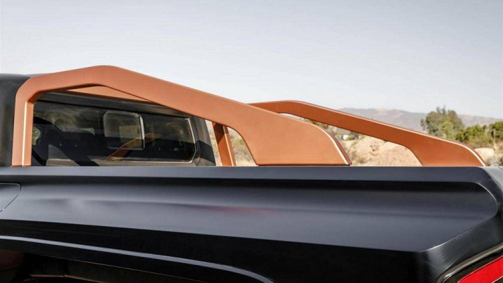 Tiếp đến là cản va riêng, hệ thống tung hỏa mù, hệ thống camera nhiệt quan sát ban đêm, hệ thống liên lạc nội bộ, mặt nạ phòng độc, hộp cứu thương