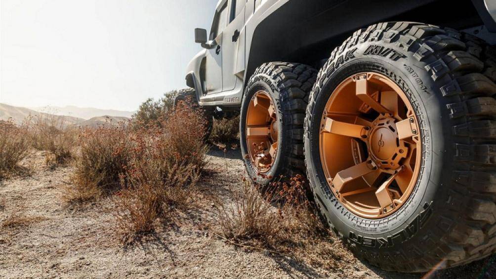 Dù dùng động cơ nào thì Rezvani Hercules 6×6 vẫn đi với hệ dẫn động 6 bánh, có thể chuyển đổi giữa các chế độ 6x2, 6x4 và 6x6