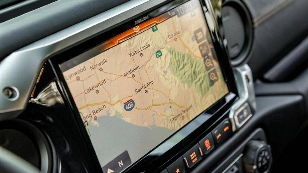 Bên trong, mẫu xe bán tải 6 bánh này được trang bị hệ thống thông tin giải trí Alpine với màn hình 9 inch, hỗ trợ Apple CarPlay