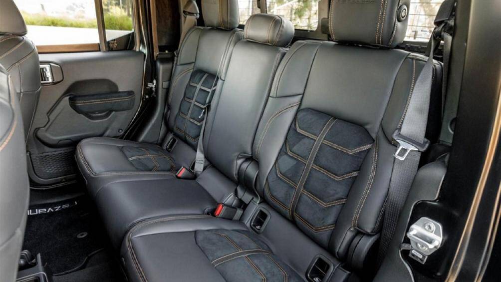 Khách hàng có thể trang bị gói nội thất bọc da Nappa sang trọng cho xe với ghế bọc da cao cấp và trần bọc da lộn