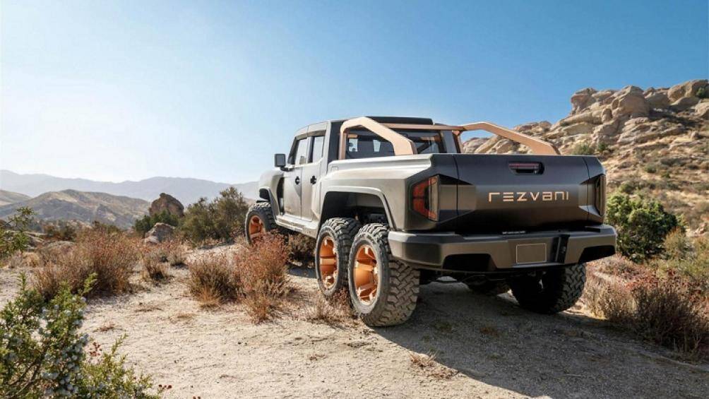 Khách hàng có thể chọn phiên bản Military Edition. Phiên bản này được trang bị thân vỏ Kevlar, kính chống đạn,lốp run-flat, bình nhiên liệu tự hàn