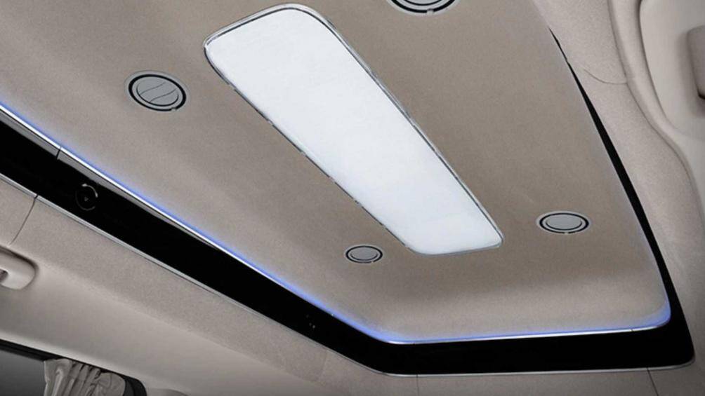 Kia Sedona High Limousine được mở rộng phần trần xe, thiết kế bên ngoài được tinh chỉnh lại và bổ sung nhiều tính năng, trang bị hiện đại