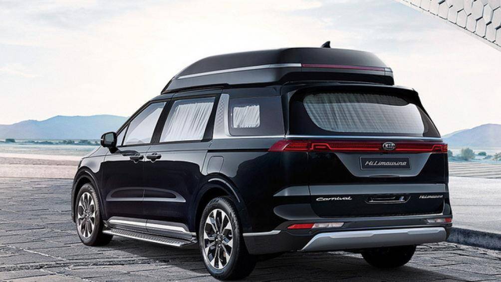 Ở phía sau xe bổ sung một dải đèn phanh LED trên cao nhằm tăng khả năng nhận diện của phiên bản này