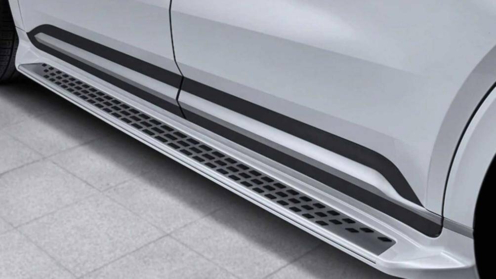 Bảo vệ cản trước được tái thiết kế, có tính khí động học cao. Bên hông trang bị bệ bước lên xuống