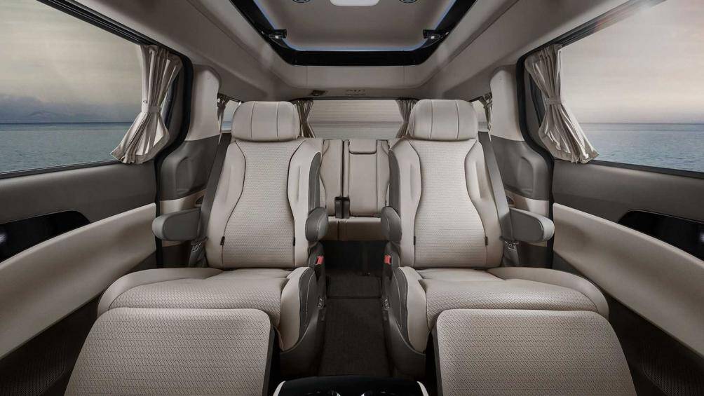 Phần mở rộng trên trần xe giúp chiều cao khoang cabin tăng 291mm so với các phiên bản thông thường