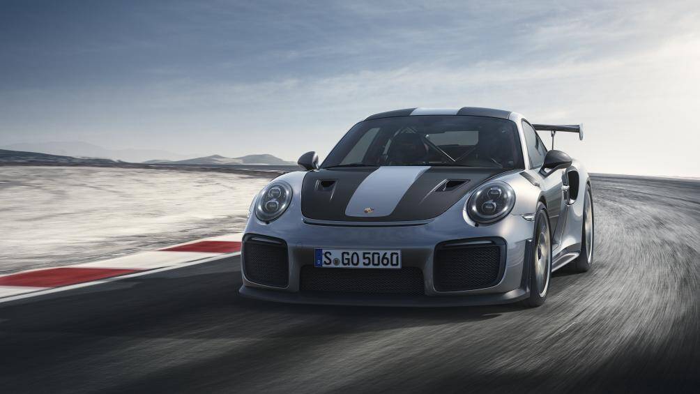 4. Porsche 911 GT2 RS (tốc độ tối đa 339 km/h)