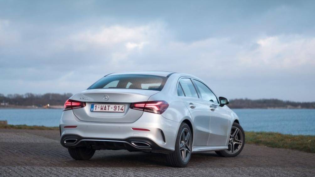 Sự khác biệt giữa hai phiên bản A200 Progressive Tiêu chuẩn và 200 AMG Dynamic nằm ở trang bị ngoại thất đi kèm với tiện nghi  nội thất