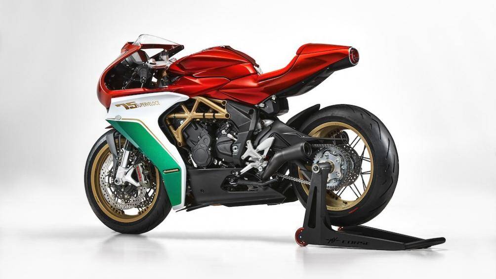 Nổi bật trên nền sơn màu quốc kỳ Ý là các điểm nhấn vàng đồng ở khung, ốp gầm trước két tản nhiệt và cặp bánh căm không săm Kineo