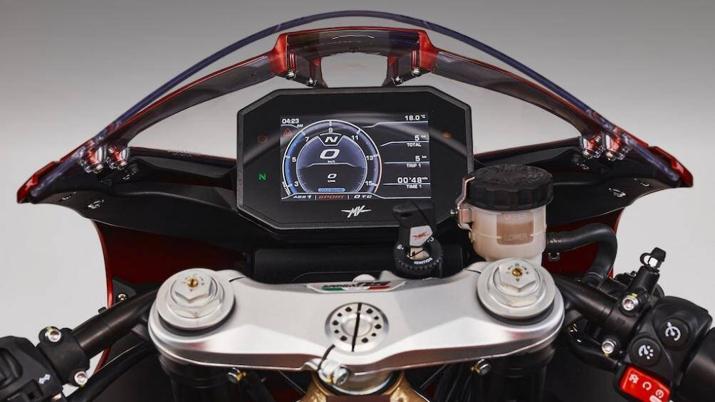 Động cơ của Superveloce 75 Anniversario cũng tương tự như Serie Oro với 3 xi-lanh thẳng hàng mạnh 148 mã lực giúp xe có tốc độ tối đa 240km/h