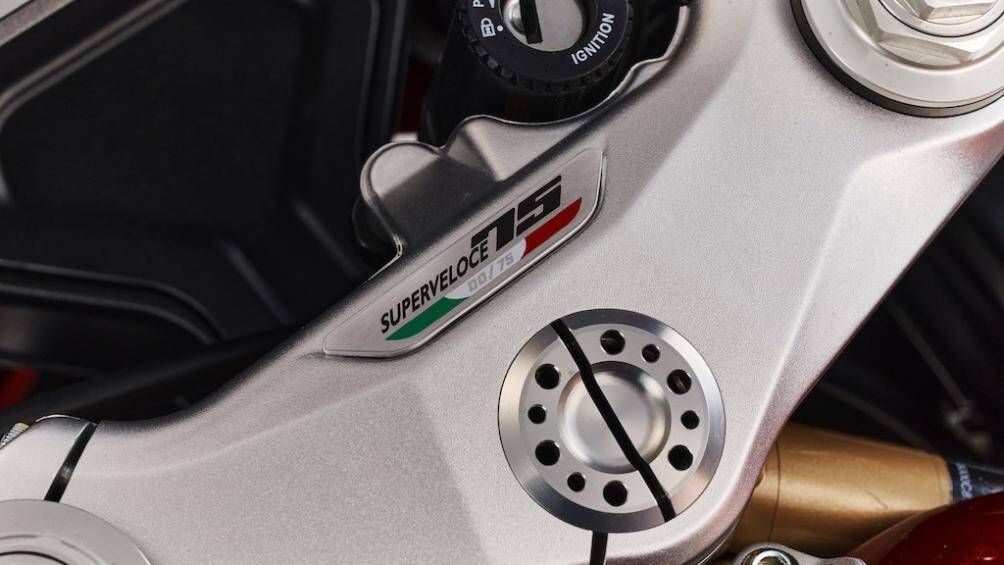 Chảng ba của xe có tấm biển đề số thứ tự sản xuất