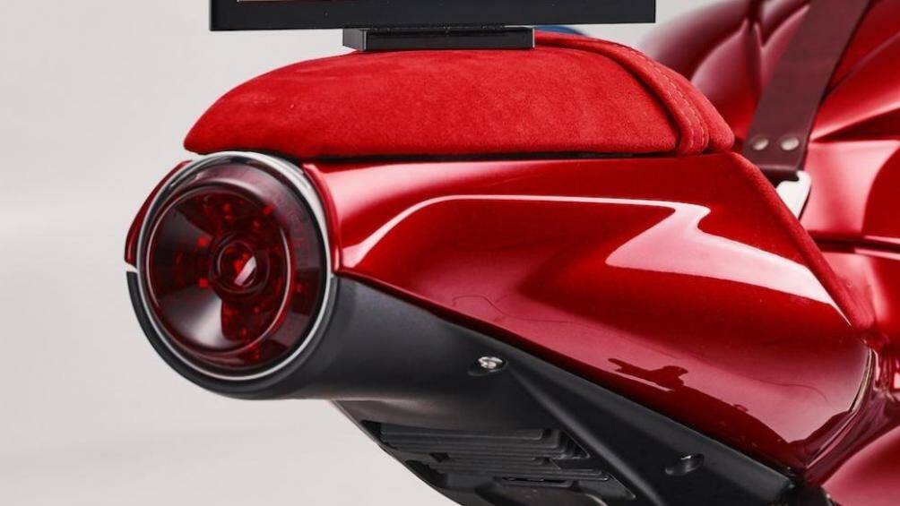 Cuối cùng, cả yên chính lẫn yên phụ đều được bọc Alcantara