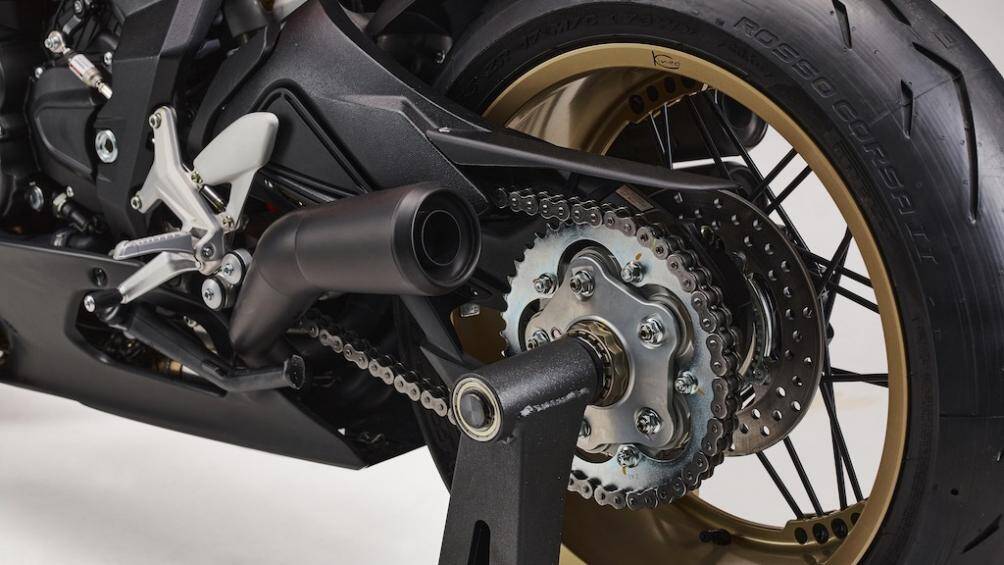 Chưa dừng lại ở đó, khách hàng cũng sẽ phải tranh nhau mua vì chỉ có 75 chiếc Superveloce 75 Anniversario được sản xuất