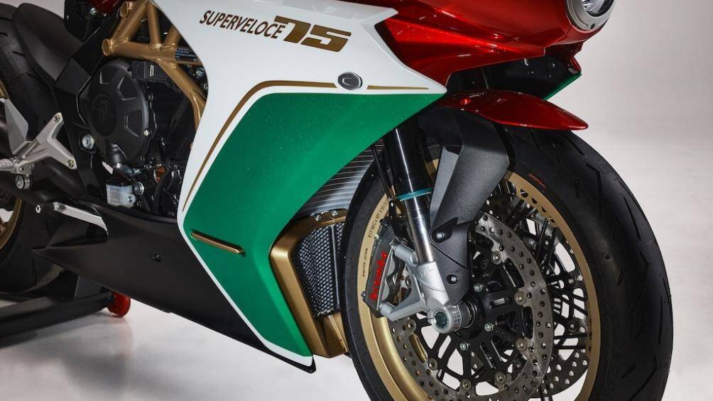 Bên cạnh đó là heo phanh trước Brembo M4 Monoblock, heo sau Brembo P2 34, lốp Pirelli Diablo Rosso Corsa...