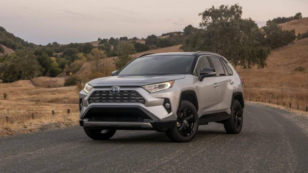 2. Toyota RAV4 Hybrid 2020 (giá khởi điểm: 28.350 USD, điểm tổng thể: 8,5/10)