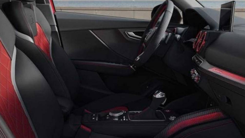 Bên trong nội thất, SQ2 2021 được trang bị hệ thống điều hòa tự động, vô-lăng đa chức năng kiểu thể thao, ghế thể thao