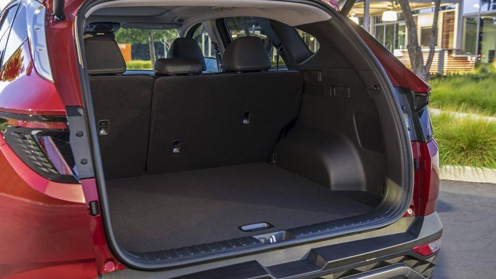 Khoang hành lý của Hyundai Tucson 2022 được tăng từ 218 lít lên 1.096 lít, xe cũng sở hữu khoang cabin lớn hơn phiên bản tiền nhiệm