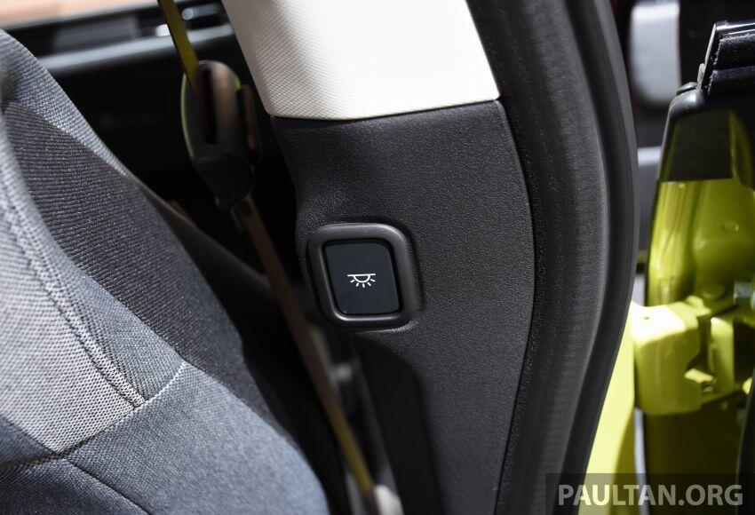 Những trang bị ngoại thất đáng chú ý khác của xe bao gồm tay nắm cửa nằm chìm xuống thân xe, camera kỹ thuật số thay gương chiếu hậu truyền thống và cổng sạc tích hợp vào nắp ca-pô tiện dụng