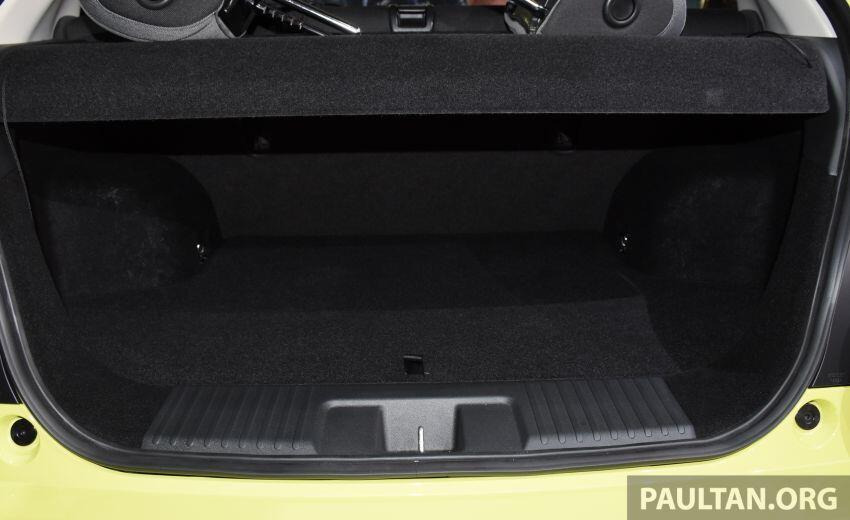 Honda e có thể tăng tốc từ 0-100 km/h trong thời gian gần 8 giây. Vì được trang bị hệ dẫn động cầu sau nên Honda e hứa hẹn sẽ mang đến trải nghiệm thú vị và nhanh nhạy nhưng không kém phần thể thao trên đường phố