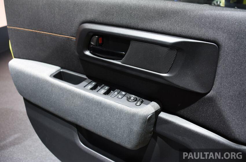 Ngoài ra, Honda e còn sử dụng cụm pin cụm pin lithium-ion 35,5 kWh nằm dưới sàn xe. Theo hãng Honda, đây là một trong những cụm pin nhỏ gọn nhất trong phân khúc. Nếu dùng hệ thống sạc nhanh, người lái chỉ cần chờ khoảng 30 phút là có thể sạc 80% dung lượng cho pin