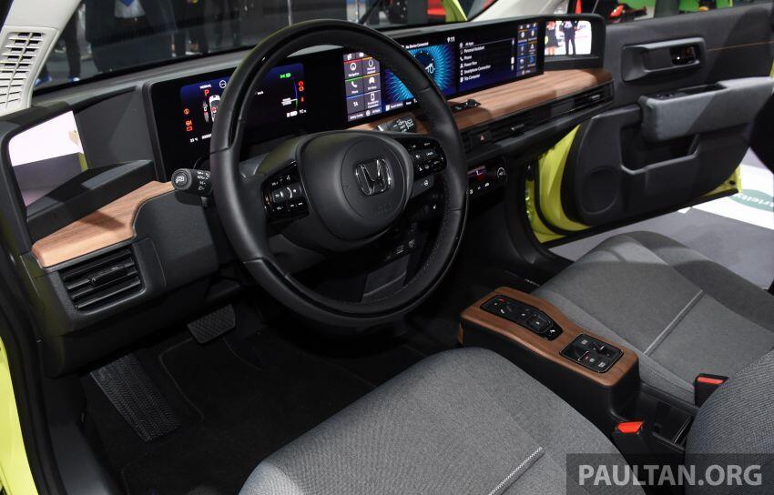 Nội thất avantgarde là sự kết hợp của các vật liệu, màu sắc và công nghệ hoàn hảo.
Bảng điều khiển được tạo nên từ 5 màn hình độc đáo