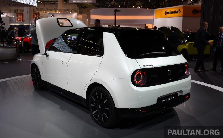 Không chỉ là lựa chọn lý tưởng cho việc đi lại hàng ngày, Honda e còn sở hữu thiết kế ngoại thất nhỏ gọn, dễ thương với đèn pha và đèn hậu hình tròn. Trong khi đó, đầu xe được thiết kế gọn gàng, đơn giản và gợi liên tưởng đến "mặt người"